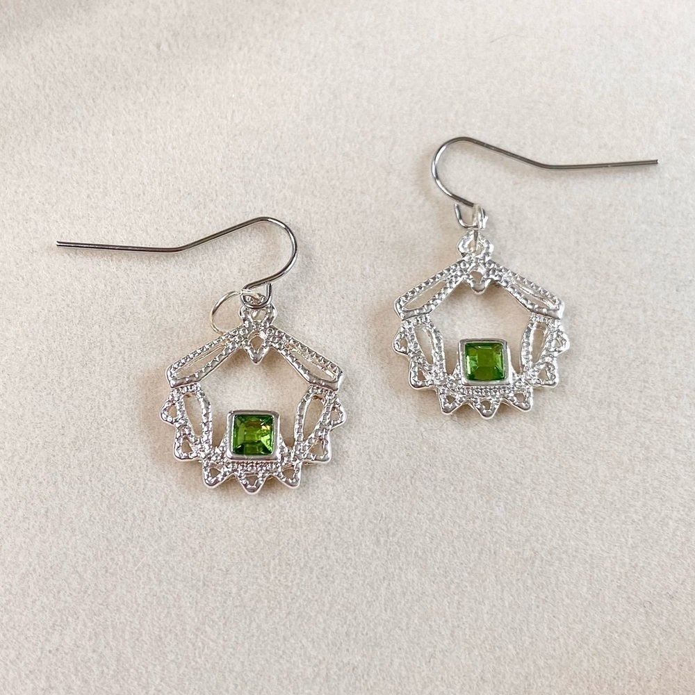 🌿 Verdant Crown Drops - Picture 2 of 5